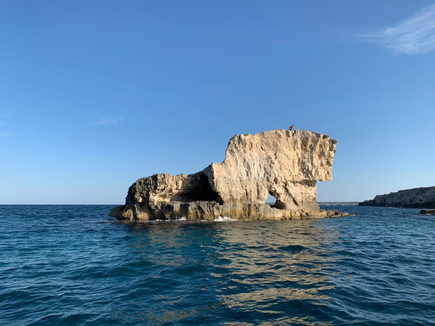 2.5-HOUR BOAT TOUR ORTIGIA+SEA CAVES+PILLIRINA+FRUIT DRINK - Meeting at Via Eritrea and Setting Off on a Long-Tail Ride