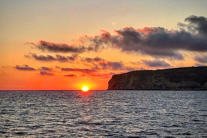3-Hour Dolphin watching at sunset with aperitif - Who should book this dolphin sunset cruise?