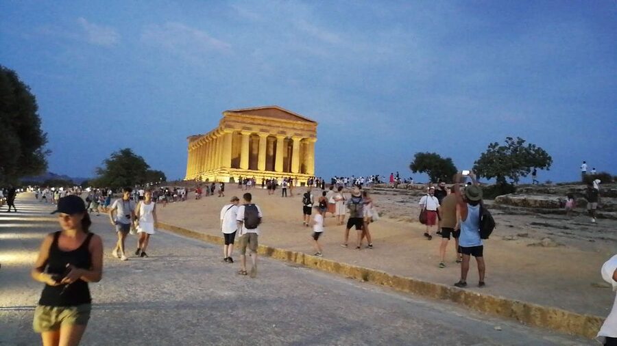 Agrigento: Skip-the-Line Valley of the Temples Night Tour - The 2-hour walking route: Temple of Hera to the downhill ruins