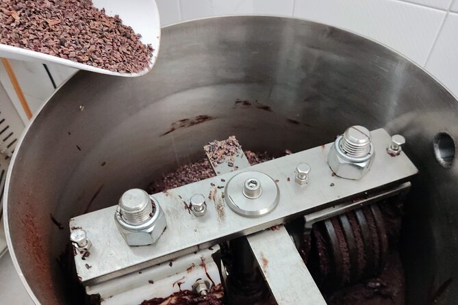 Become a chocolatier for a day, in Modica raw chocolate - Raw chocolate 101: cocoa varieties and processing, explained simply