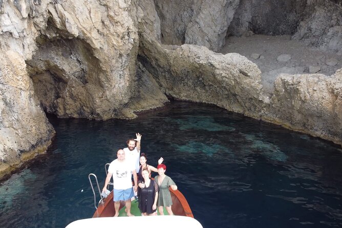 Boat excursion Taormina Giardini Naxos - Boats, comfort, and the reality of shade and benches