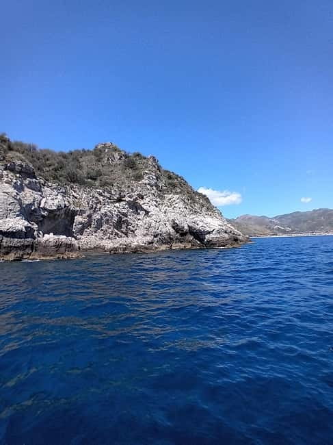 Boat tour:isola bella taormina - Coastline sights you pass by: Etna views and named rocks