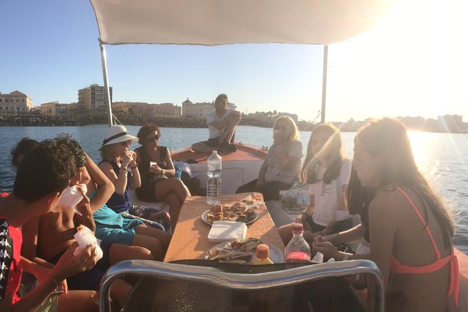 Boat tour of Ortigia Island and sea caves - Small boat comfort and group size: the difference between crowded and calm