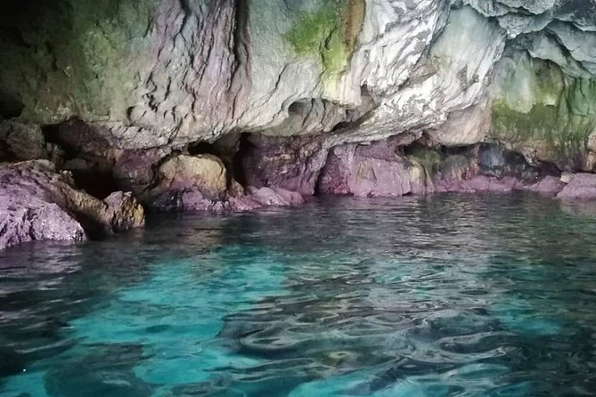 Boat tour of Ortigia, sea caves, Pillirina and snorkeling - Sea caves near Syracuse: the main act, close up (and not too long)