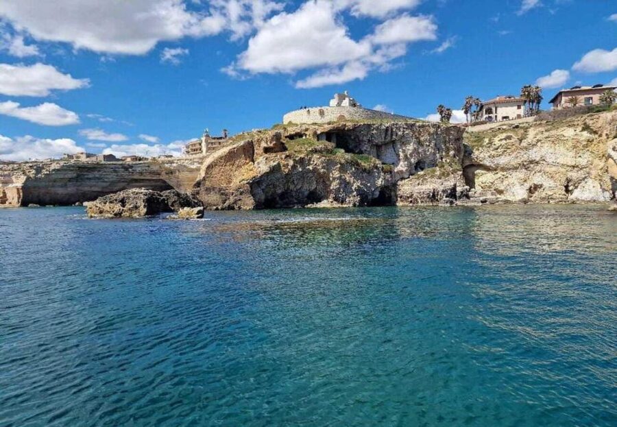 Boat tour of the island of Ortigia and the sea caves - Ortigia from the water: bridges, palaces, walls, and the cathedral area