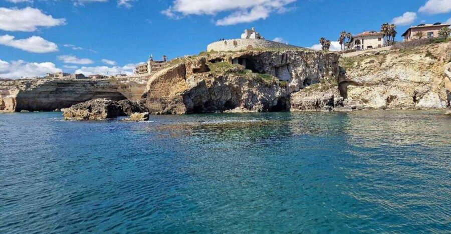 Boat tour of the island of Ortigia and the sea caves - Meeting point in Ortigia: Via Senatore Giuseppe Maielli, 6