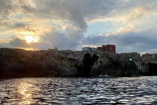 Boat tour Ortigia, sea caves and Pillirina 2h - Sea Caves: Where the Captain’s Skills Do the Work