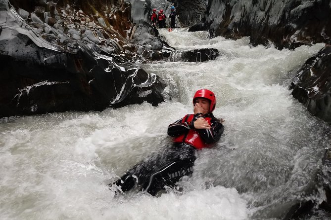 bodyrafting Alcantara gorges - The 30-meter canyon walls and the lava-rock route