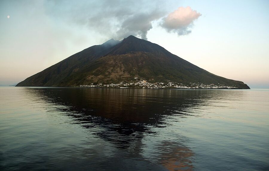 Capo d'Orlando: Mini-cruises to Lipari, Salina and Filicudi - Motonave Martina: where comfort actually matters on a sea day