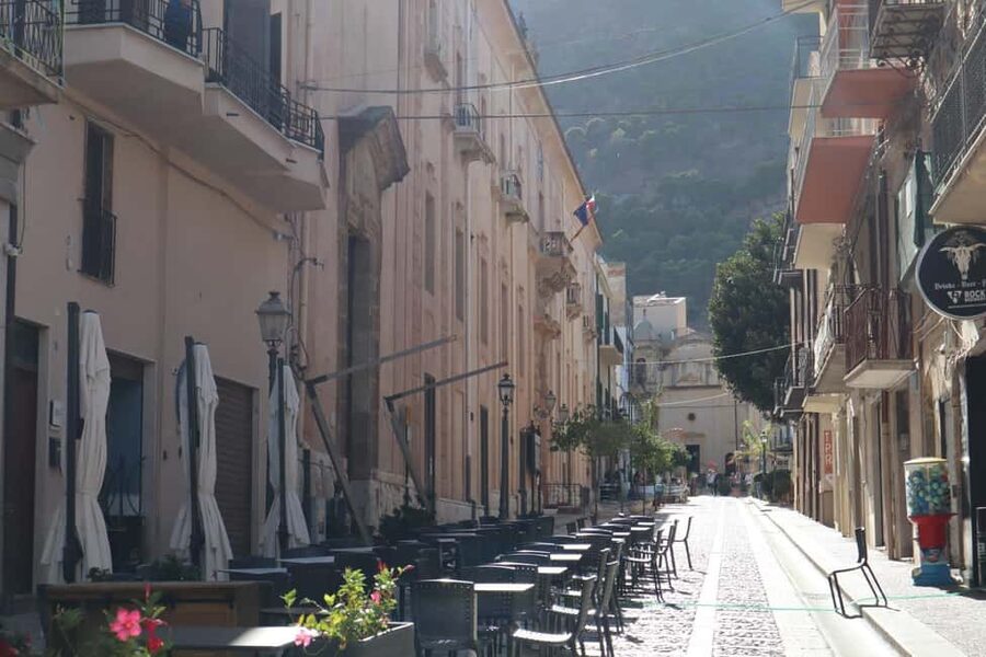 Castellammare del Golfo: Lights and Shadows - Going back up through the public garden and its religious stops