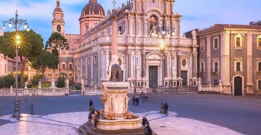 Catania: City Highlights Tour with Guide - Getting your bearings: the Elephant Statue start and the meeting corner
