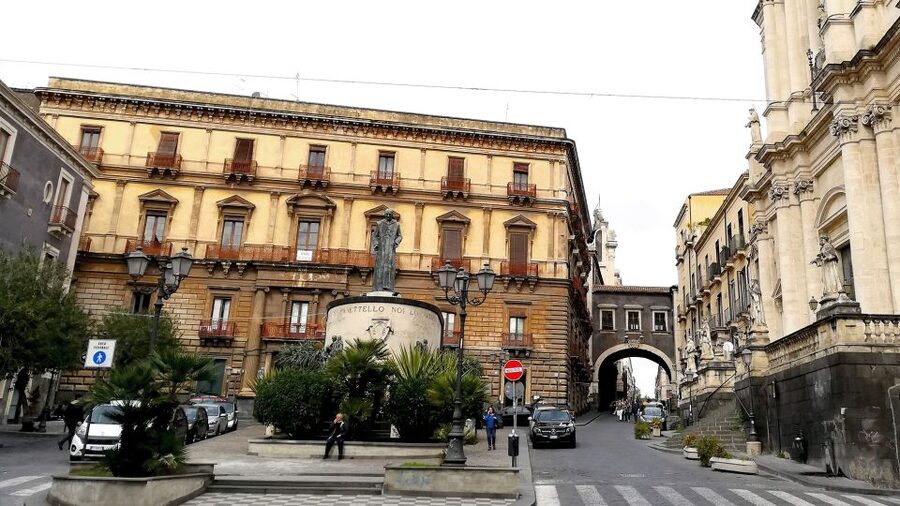Catania: City Highlights Walking Tour - Getting Oriented at Via Erasmo Merletta and Piazza Duomo