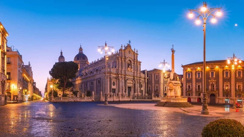 Catania Ghost Tour: Legends and Tastings Under Mount Etna - First Stop: Giuseppe Mazzini Square for Arancino and Etna Wine