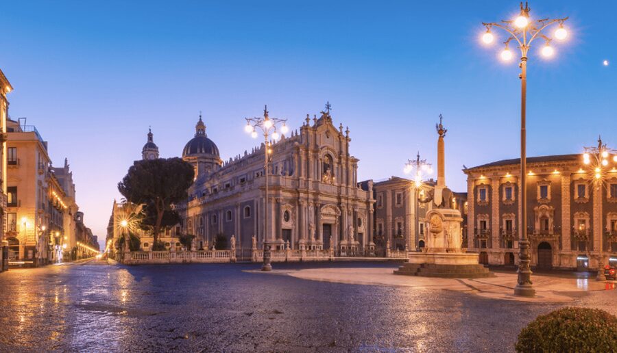 Catania Street food tour by night - Piazza Duomo arancino and the kiosk seltz drink