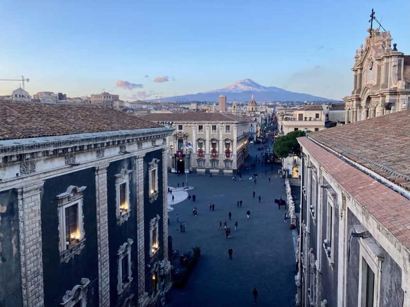 Catania: The heart of the City - Tour guidato in Italiano - Piazza Duomo Start: Elephant Symbol, Cathedral, and Baroque Square Energy
