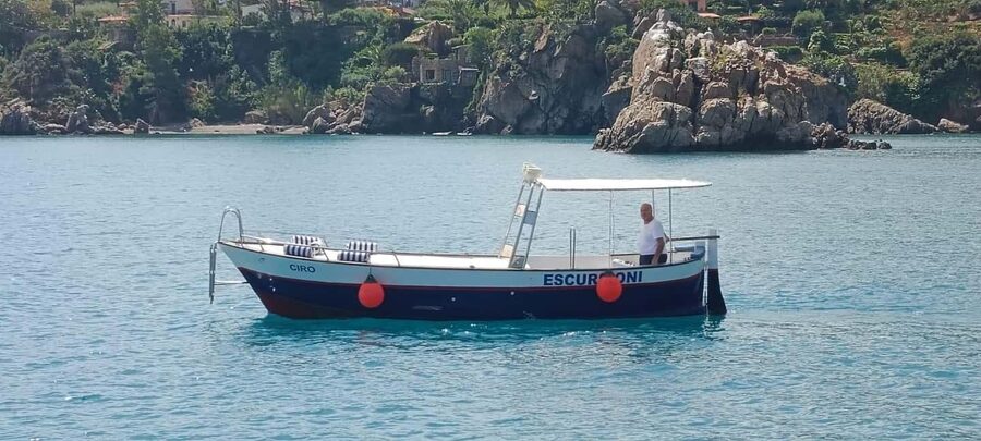 Cefalù: boat ride with swimming and aperitif and snorkeling - Meeting Ciro at Eolo Café: getting on board without stress