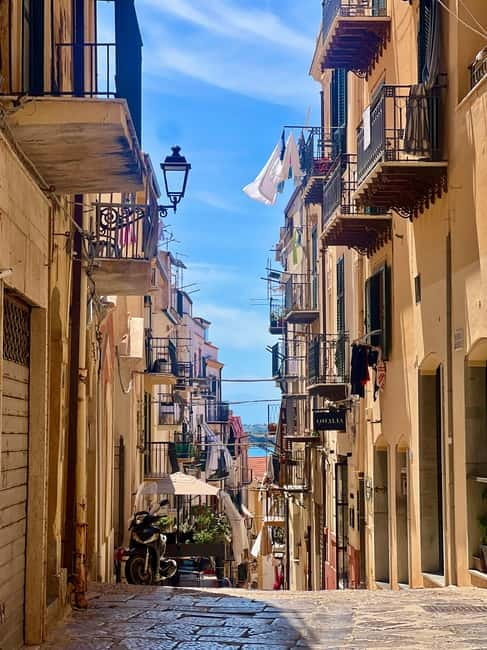 Cefalù: Walking Tour & Authentic Sicilian Aperitivo - The aperitivo stop by the sea: 100% Sicilian flavors with Prosecco