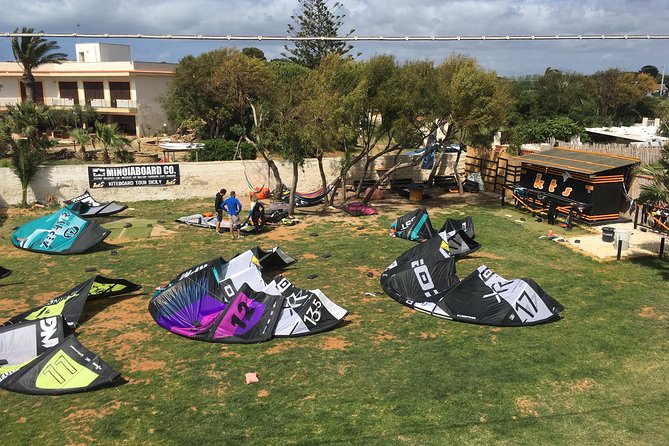 Complete rental of kitesurf equipment - Picking the right kite size on light-wind days (6 to 17sqm strategy)