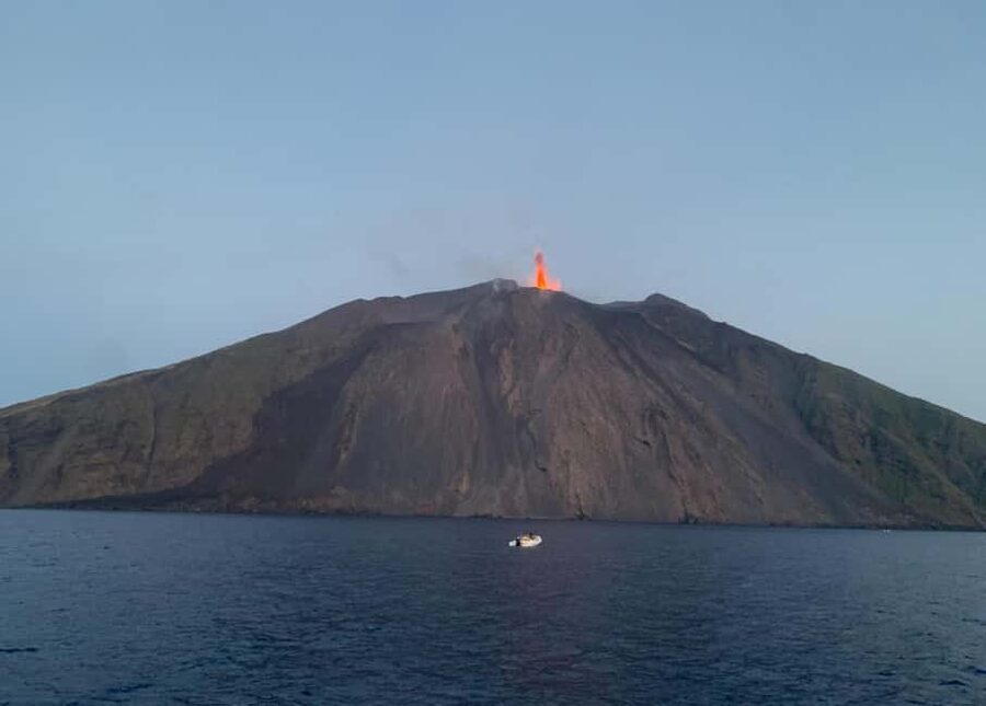 Da Lipari: Tour in Barca Panarea & Stromboli PICCOLO GRUPPO - Panarea Leg 1: Cala Junco Swim In A Protected Natural Pool