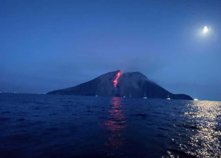 Da Lipari: Tour in Barca Panarea & Stromboli PICCOLO GRUPPO - Sunset And The Sciara del Fuoco: Eruptions Light Up The Sky