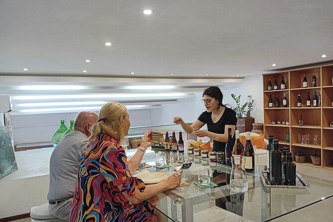 Discovering artisanal sicilian products and Evo oil - Group size and language: easier questions, less waiting