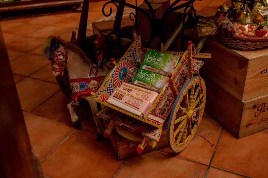 Erice: degustazione di prodotti tipici siciliani - Entering an Erice shop to taste, not just look