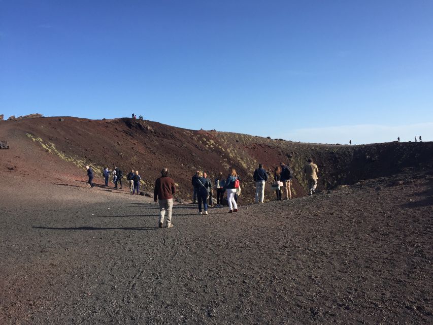 Etna Basic Tour 1900 metres - The bus time and the guide: when communication matters