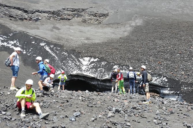 Etna Sud tour - Finding lava bombs: how to look smarter at volcanic rock