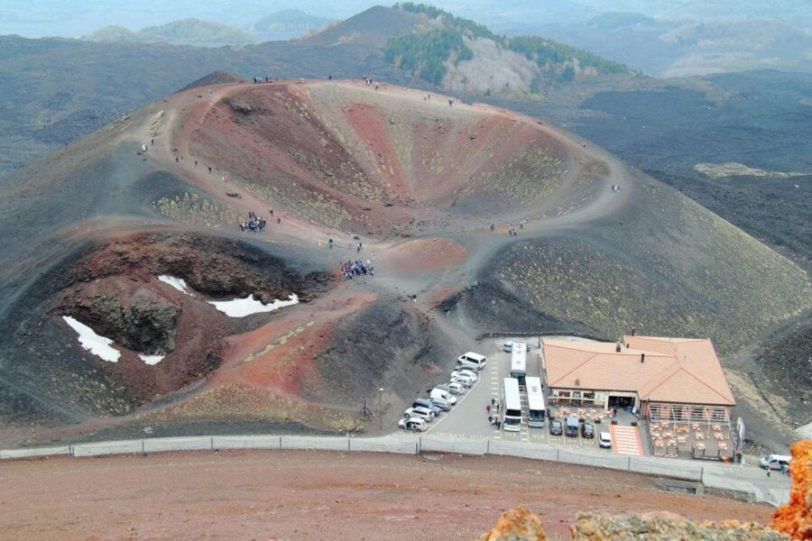 Etna Tour by Panoramic Bus - From Via Vittorio Emanuele II to the Volcano: How the Timing Works