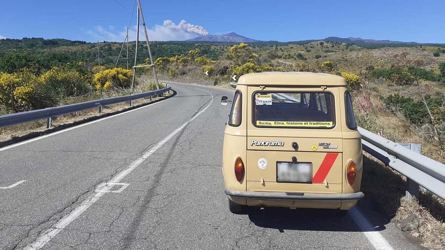 Excursion etna in FIAT CROSS 4X4 scarpe e giacche gratis - The taste part: Etna white wine, Etna red wine, and local products
