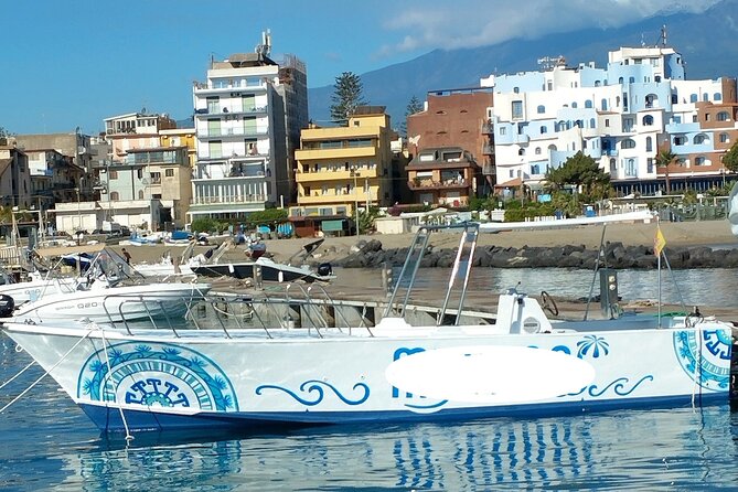 Excursions by boat: Gardens Naxos-Taormina-Isola Bella-DELFINI - The Taormina cave stories and the swim break