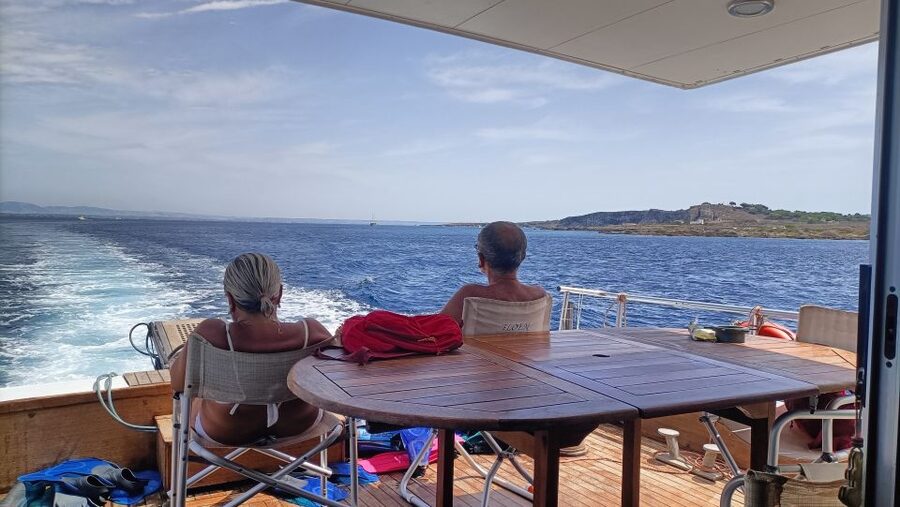 Favignana and Levanzo in relax with yacht Floen - Onboard rhythm: aperitif, local snacks, lunch, and drinks