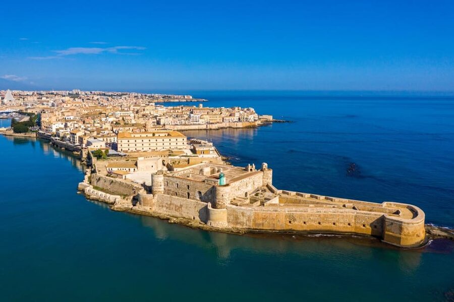 |FROM CATANIA|Tour of Siracusa, Ortigia, Noto [PRIVATE TOUR] - Getting there from Catania: pickup, SUV comfort, and real timing