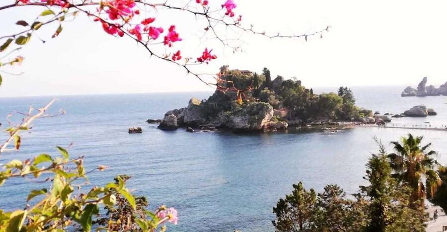From Catania: White Lotus tour Taormina, Castelmola & Naxos - Castelmola: almond-wine village views with guided context