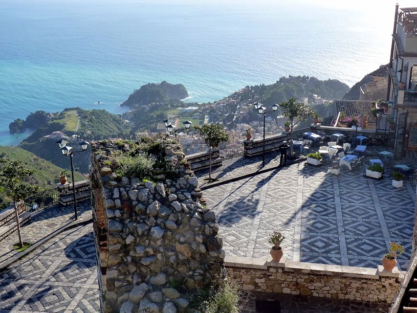 From Catania: White Lotus tour Taormina, Castelmola & Naxos - Giardini Naxos: a focused guided start in the old fishing town