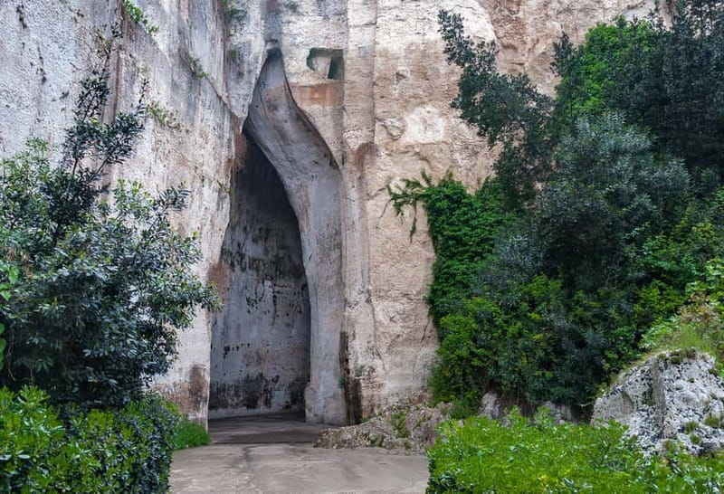 From Taormina: Guided Tour of Syracuse and Ortygia Island - The bank holiday cathedral twist: why your expectations should stay flexible