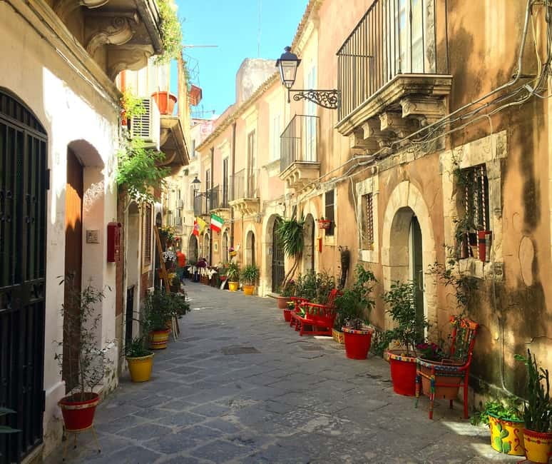 From Taormina: Syracuse Tour with lunch in Food Market - First steps in Ortigia: Apollo Temple and Via Cavour