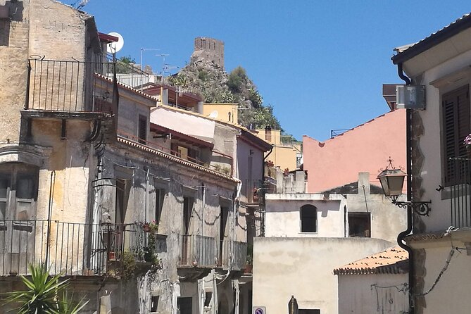 Godfather Tour from Messina cruise terminal to Savoca and Forza D'Agrò - Forza d’Agrò: the hilltop finale with Arco Durazzesco