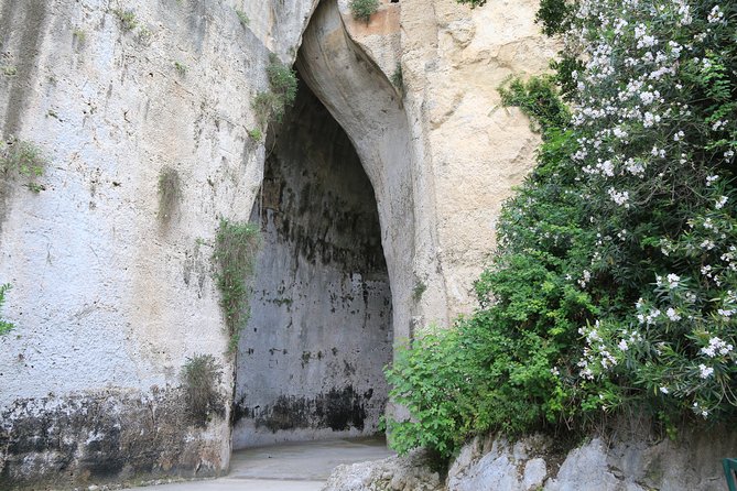 Group guided tour of the archaeological park of Neapolis - Stop 1: Parco Archeologico della Neapolis Start-Up Orientation