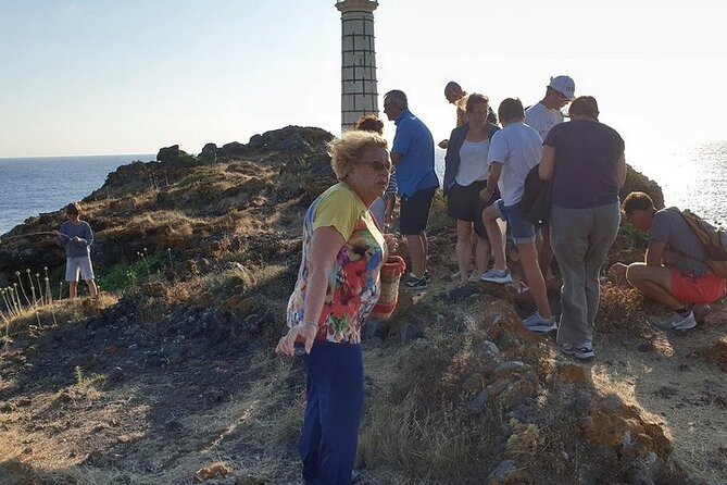 Guided Geological Excursion to Ustica - Magnetic dazzling rocks: the compass-ruining moment