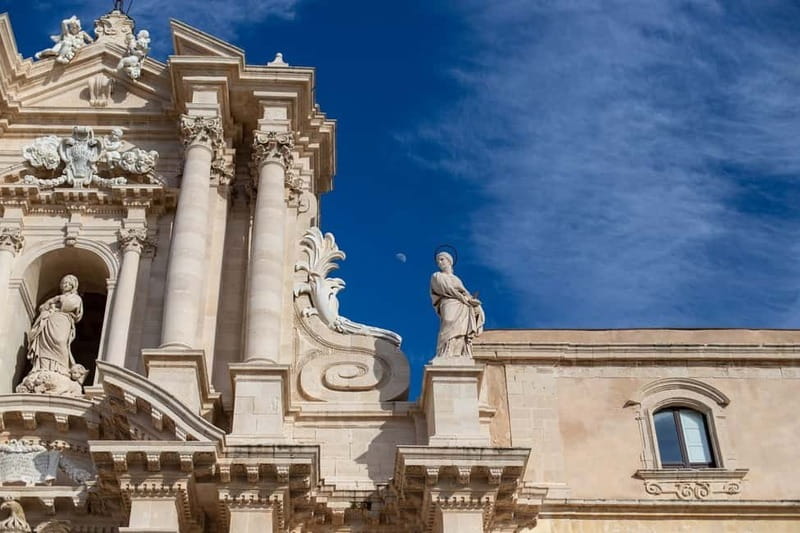 Guided tour of Ortigia with Fish Street Food at the market - Starting at the Temple of Apollo: a smart way to get your bearings