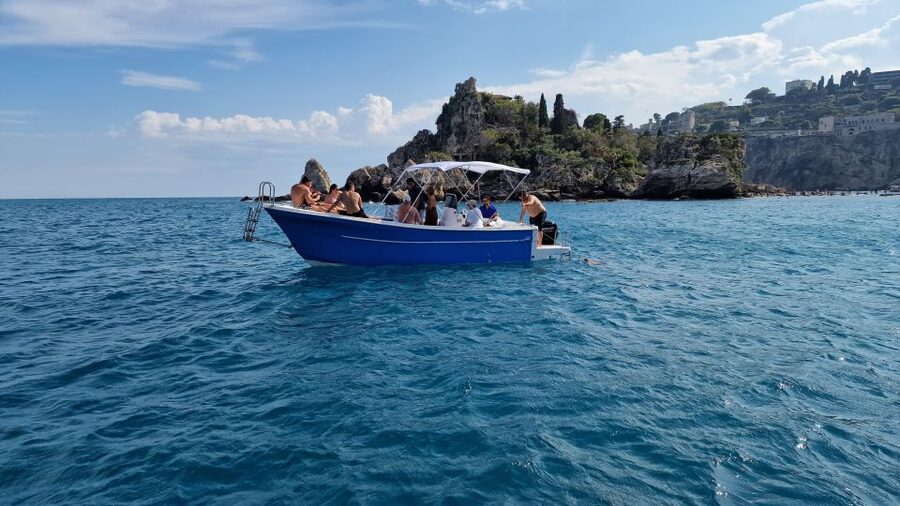 HALF-DAY TAORMINA BOAT TOUR - The 4-hour rhythm: relaxed cruising, a few swim moments, then aperitif