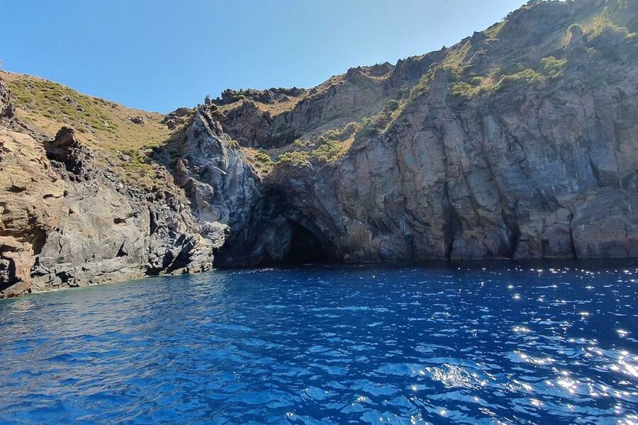 Lipari: Boat Tour of Vulcano Island with Disembarkation Stop - The 7-Hour Flow: Lipari Meeting Point to Vulcano Dock Time