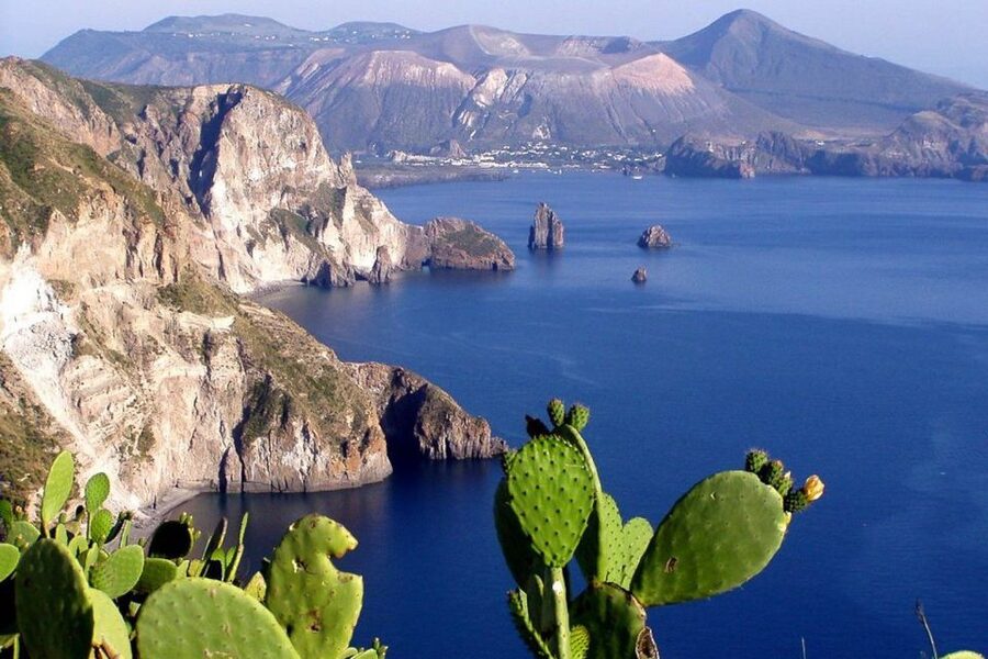 Lipari: Boat Tour of Vulcano Island with Disembarkation Stop - Your Main Choice on Shore: Beach Time, Village Meal, or the Crater Climb
