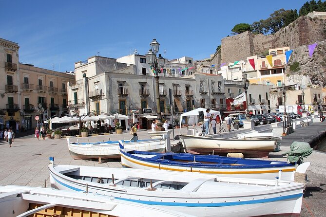 Messina Walking Tour: Explore Top Sights & Hidden Gems - Stop 4: Municipio di Messina in the center of civic life