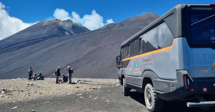 Mount Etna: Ascent to 2800m by 4x4 - The viewpoint trek around 2865m: where the coast comes into focus