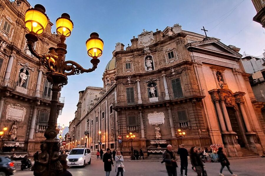 Napoli tour: alla scoperta del centro storico - From Palazzo della Borsa to Dracula’s tomb stories