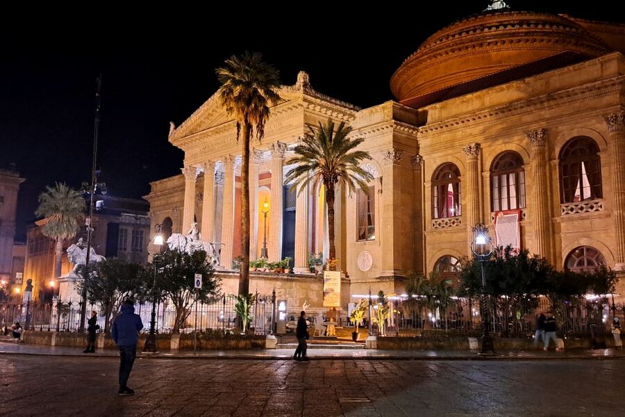Napoli tour: alla scoperta del centro storico - Piazza Bellini and the Greek walls under modern Naples