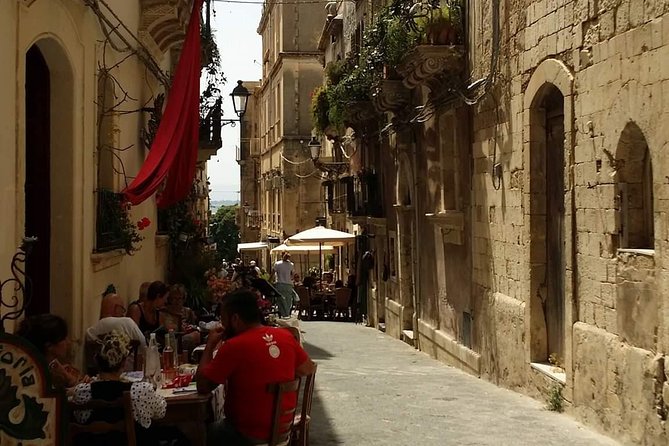 Ortigia city Tour - Stop 2: Syracuse Cathedral and its four-style mix inside