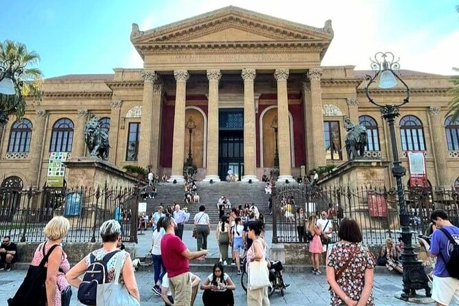 Palermo, a tour of unique monuments and colorful markets - Piazza Massimo to the old walls: how the Capo market starts